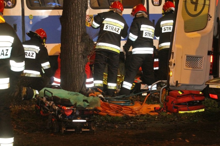 Wypadek na Powstańców Śląskich. Pieszy wpadł pod tramwaj