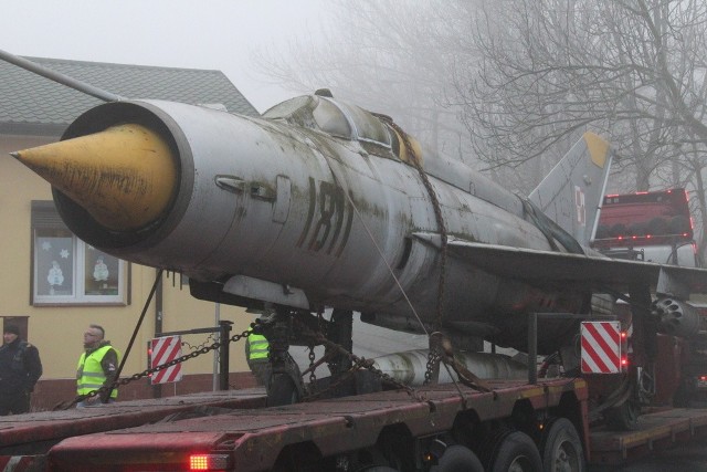 Samolot MIG 21 trafił do Parku Militarno-Historycznego "Reduta" przy dąbrowskim Muzeum Miejskim Sztygarka