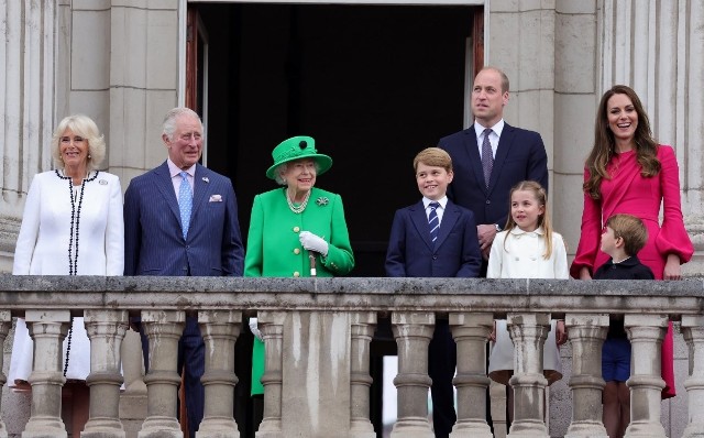 Dziękuję wszystkim, którzy byli zaangażowani w organizowanie społeczności, rodzin, sąsiadów i przyjaciół z okazji mojego Platynowego Jubileuszu w Wielkiej Brytanii i całej Wspólnocie - mówiła królowa Elżbieta II.