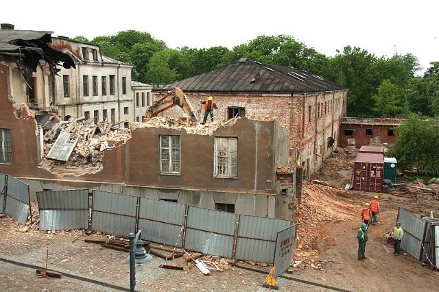 W środę rozpoczęto wyburzanie niepotrzebnych budynków zespołu powięziennego przy ulicy Zamkowej w Kielcach.