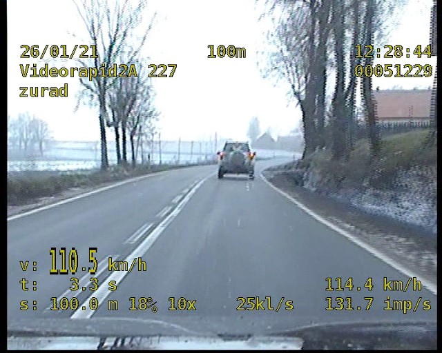 Widok nagrania pomiaru prędkości z wideorejestratora, obrazujący toyotę jadącą z prędkością 110 km na godzinę