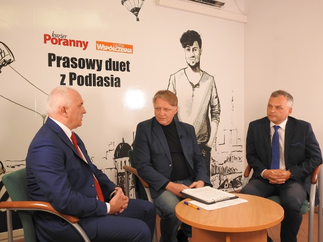 Jarosław Jabłoński (w środku), redaktor naczelny Kuriera Porannego i Gazety Współczesnej zaprosił do redakcji Krzysztofa Marcinowicza (po lewej) i Marka Skrypko (po prawej). Kandydaci na urząd wójta Juchnowca Kościelnego przedstawili swoje programy