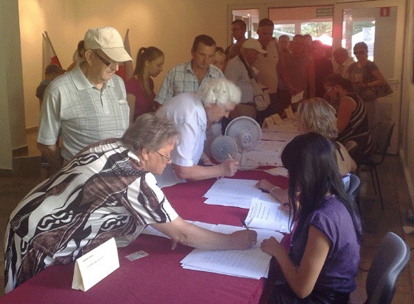 Z urny w lokalu wyborczym w Ustroniu Morskim wyjęto więcej kart, niż było podpisów na spisie wyborców.