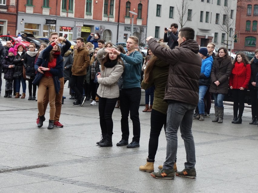 Polonez na rynku w Rudzie Śląskiej [ZDJĘCIA + WIDEO] Maturzyści zatańczyli przed studniówką