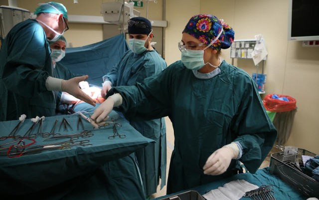 Pielęgniarki instrumentariuszki asystują chirurgom przy operacjach