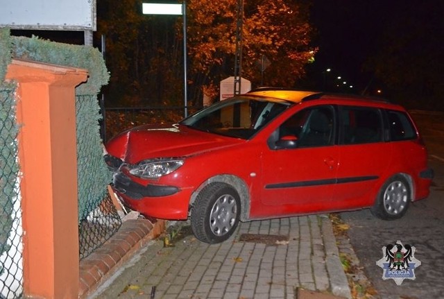 Mieszkaniec Walimia po pijaku staranował autem ogrodzenie posesji.