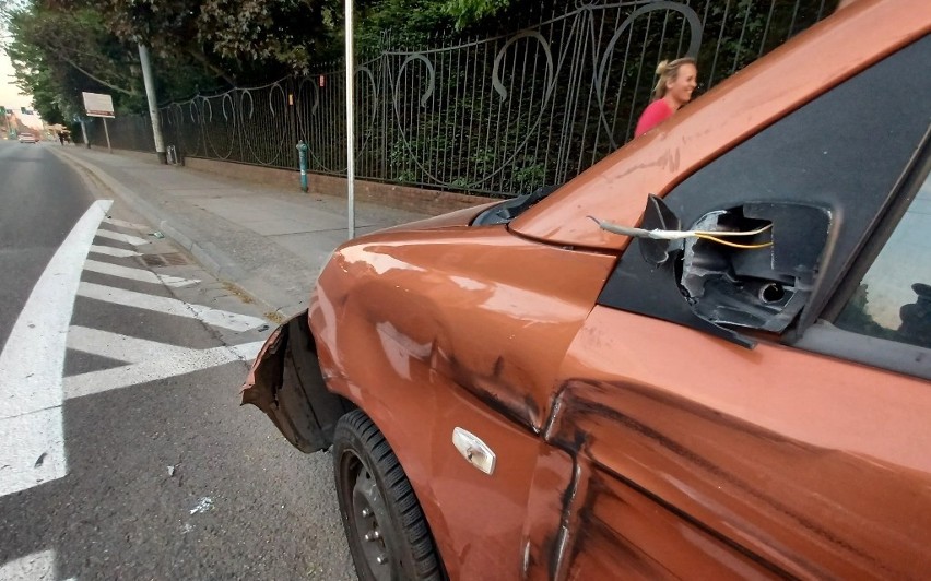 Wrocław: Kierowca autobusu MPK zasłabł za kierownicą i wjechał w dwa auta (ZDJĘCIA)