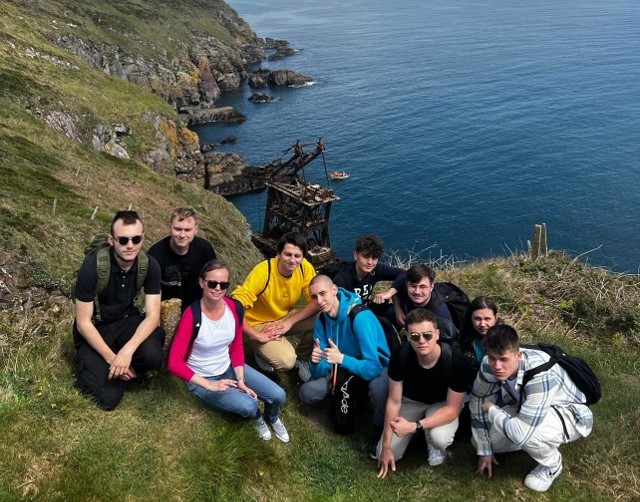 Grupa uczniów Regionalnego Centrum Edukacji Zawodowej na wycieczce na klifie w Irlandii