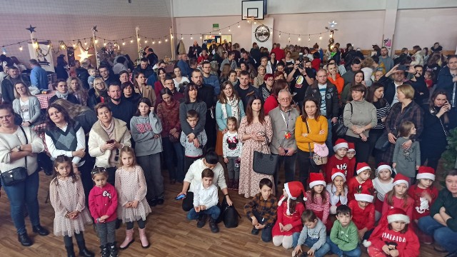 Warecki Jarmark Bożonarodzeniowy przyciągnął do sali Szkoły Podstawowej numer 1 tłum mieszkańców Warki.