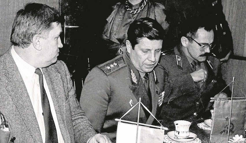 W środku siedzi generał Wiktor Dubynin