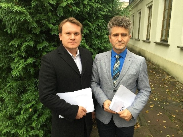 Dominik Tarczyński i Krzysztof Słoń z listami kandydatów Prawa i Sprawiedliwości, którzy zadeklarowali udział w kweście.
