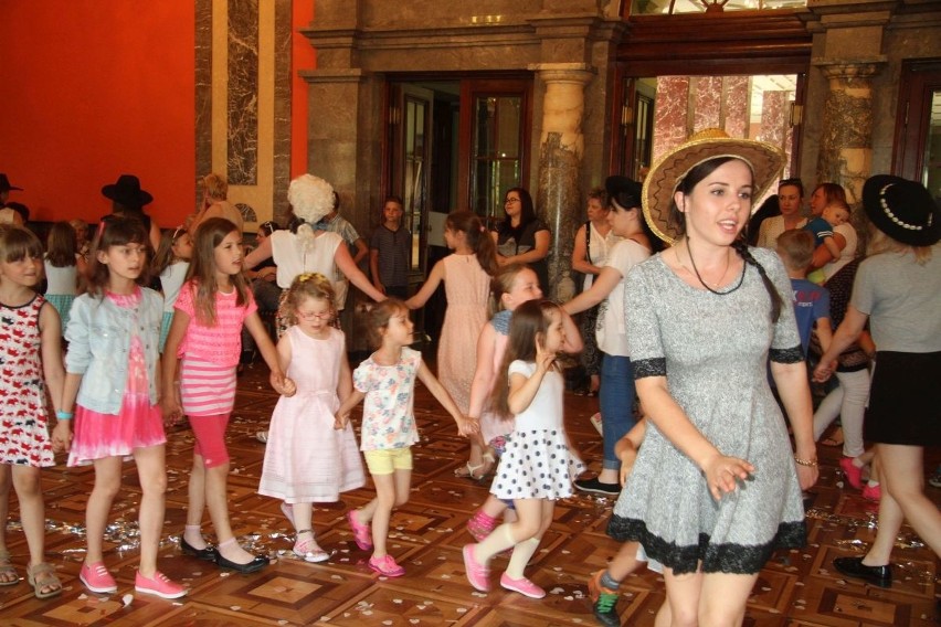 Dzieci z rodzin zastępczych świętowały w Wojewódzkim Domu Kultury w Kielcach