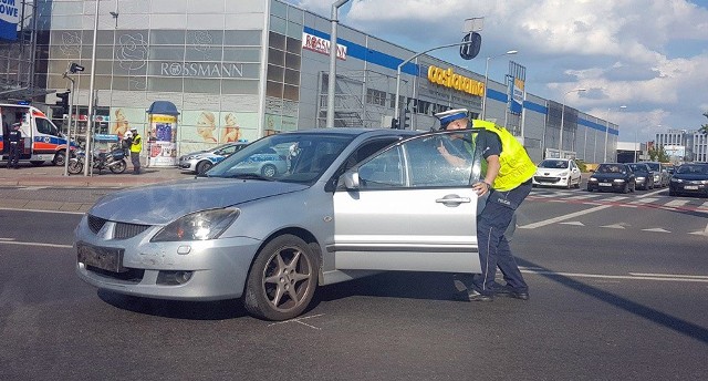 Do wypadku doszło na rondzie PCK w Zielonej Górze. Jedna osoba trafiła do szpitala.