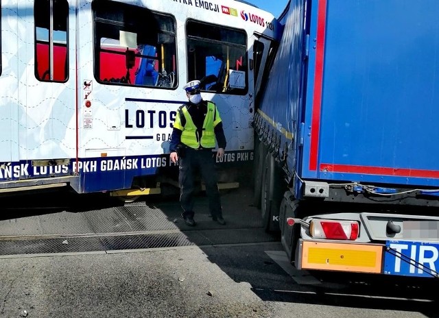 Wypadek na Rondzie Mazowieckiego w Gdańsku. Tramwaj zderzył się z samochodem ciężarowym.