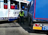 Wypadek na Rondzie Mazowieckiego w Gdańsku. Tramwaj zderzył się z samochodem ciężarowym. Jedna osoba ranna