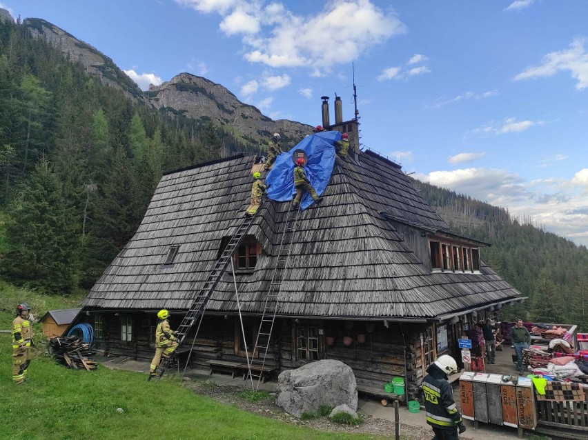 Tatry. Pożar w schronisku na Hali Kondratowej. Spaliła się część dachu i poddasza. Akcja gaśnicza w trudnym terenie ZDJĘCIA