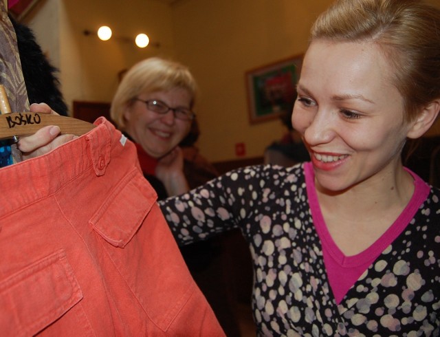 Agnieszka Jodłowska, współorganizatorka akcji "Buszująca w szafie" zachęca inne panie podobnych spotkań.