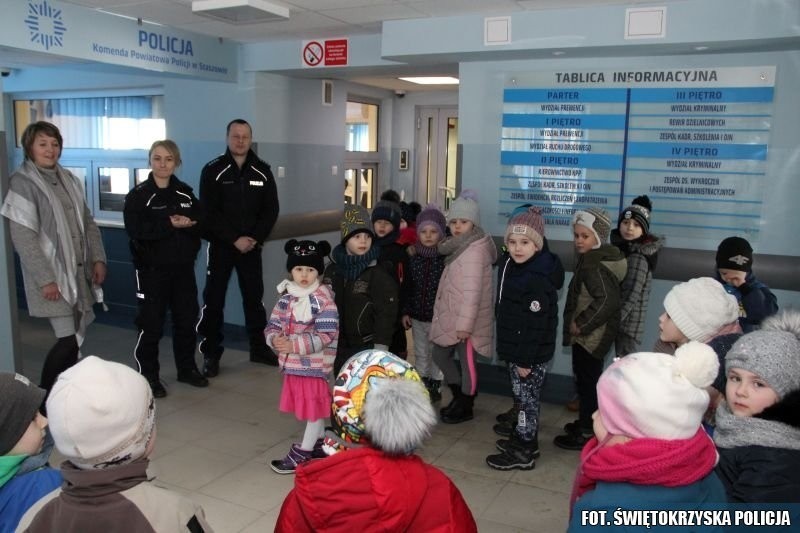 Przedszkolaki z Czajkowa odwiedziły komendę policji w Staszowie (ZDJĘCIA)