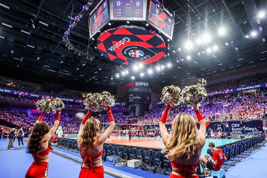 Cheerleaderki podczas siatkarskiego meczu Polska - Finlandia