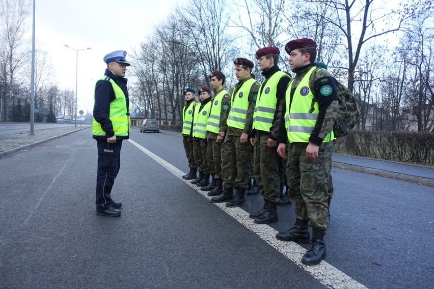 Uczniowie z Jaworzna poznawali pracę policjanta w czasie zajęć z drogówką