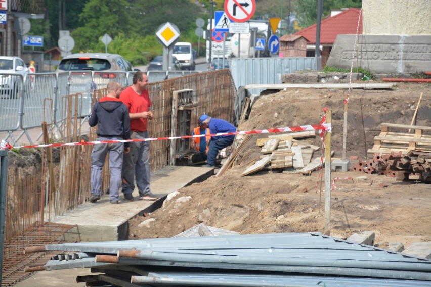 W Sępólnie trwa remont chodników wzdłuż ulicy Hallera. Są...