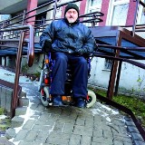 Przychodnia ma podjazd nieprzyjazny dla niepełnosprawnych