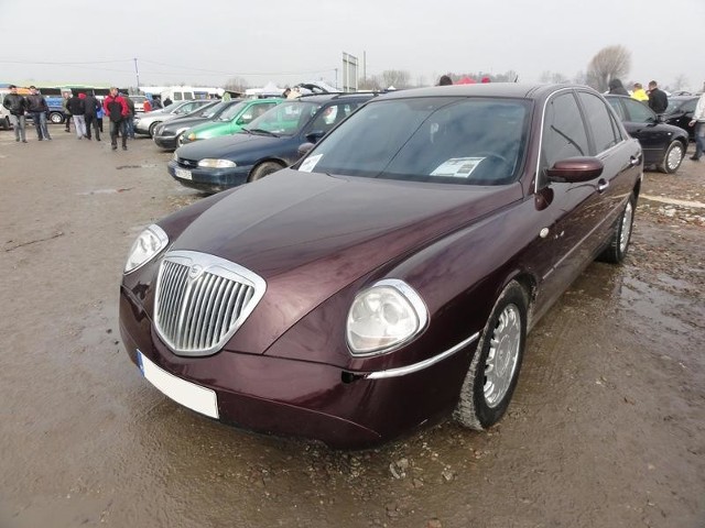 Lancia Thesis z 2003 roku kosztuje 16,9 tys. zł.