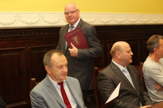 Z nagrodą Paweł Boczek, dyrektor ZS w Chojnicach. Siedzą Józef Kołak, dyrektor ZSP nr 2 oraz Wiesław Kłosowski, dyrektor ZSP nr 3.