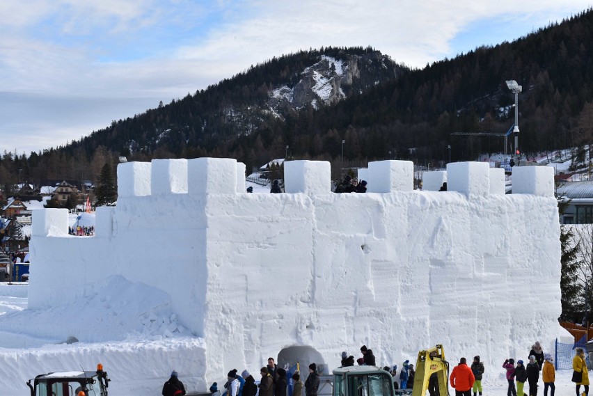 Zakopane. Śnieżny labirynt i bajkowe igloo gotowe. Obok gigantyczna piramida 