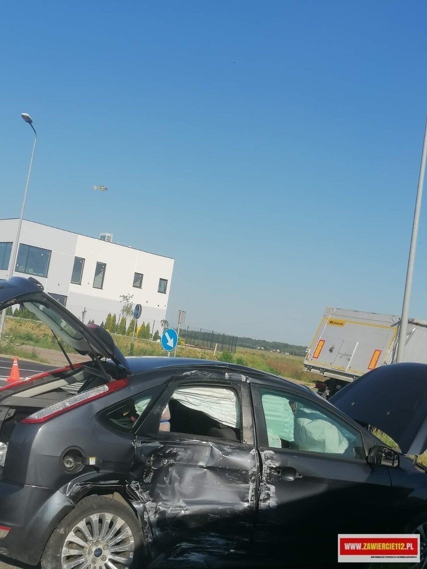 Wypadek w Zawierciu. Ciężarówka zderzyła się z samochodem osobowym. Kobieta z dzieckiem zostali przetransportowani do szpitala