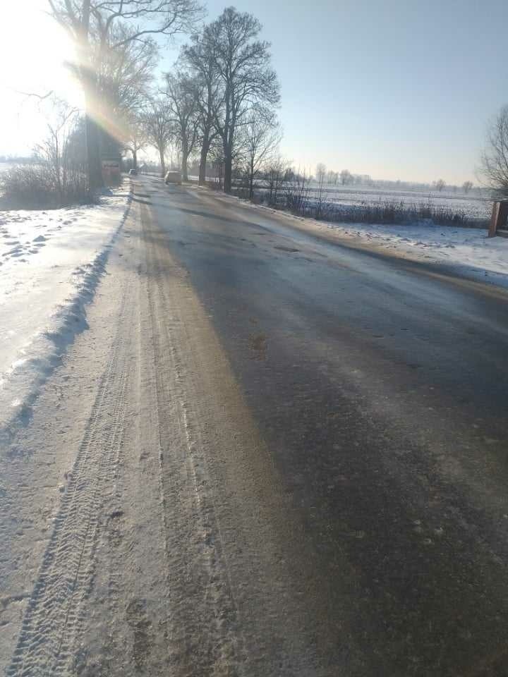 Tak we wtorek (9 stycznia) wygląda droga powiatowa w Starej...