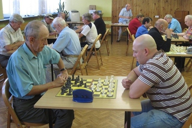 W bezpośrednim starciu czołowi zawodnicy turnieju: Jan Żbik (z lewej) i Marcin Nawarowski.