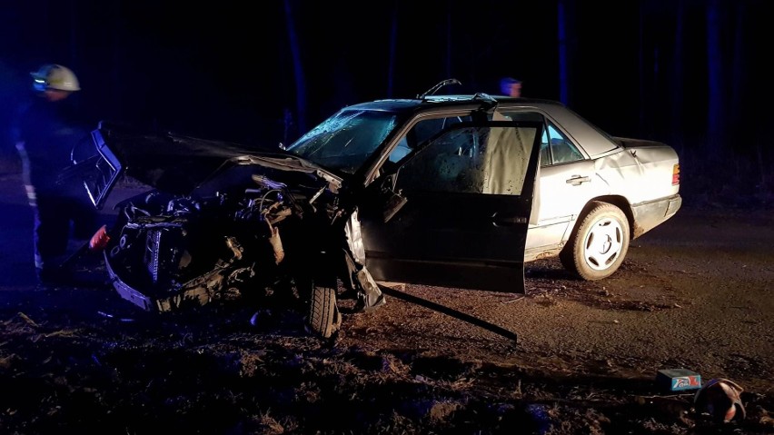 Na miejscu zastali rozbitego mercedesa, który uderzył w...