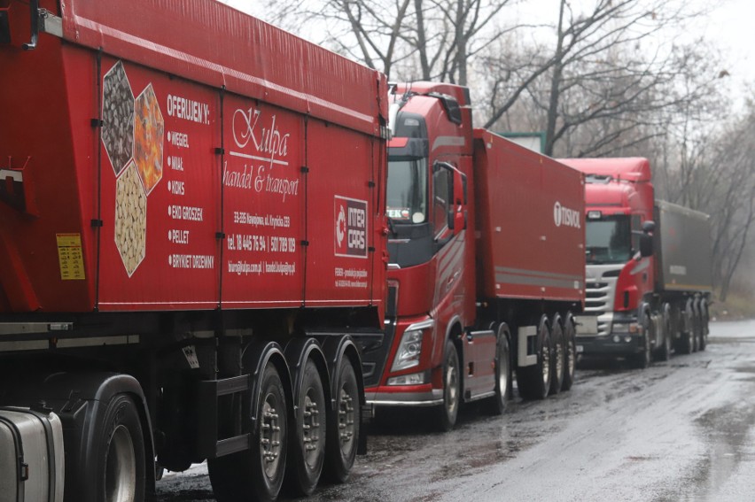 Kierowcy ciężarówek czekają pod kopalniami po węgiel nawet po kilka dni. Powód? PGG ograniczyła sprzedaż do 3-5 ton na jednego kontrahenta