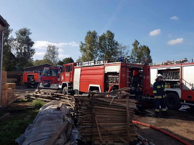 W sobotę około godz. 12:45   w   Wierzchowie (pow. drawski) na terenie  zakładu tartaku drzewnego doszło do pożaru. Pożar o powierzchni  1200 metrów kwadratowych  gasiło  10 zastępów straży  pożarnej. Na  szczęście nie ma  osób  rannych.Zobacz także: Pożar kamienicy w Drawsku Pomorskim. Rannych jest 5 osób, w tym dziecko