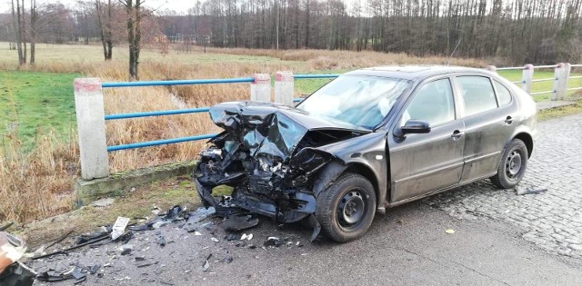 Na gminnej drodze między Jasionówką a Kujbiedami po godzinie 8. doszło do czołowego zderzenia dwóch osobówek. 