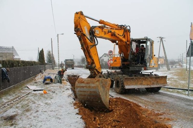 Poza Kadłubem budowa kanalizacji trwa mimo śniegu i mrozów. Tak pracuje ekipa w Szymiszowie-Osiedlu.