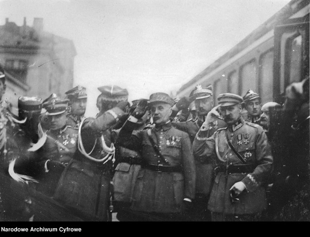 Powitanie marszałka Ferdynanda Focha (w centrum) w Warszawie. Widoczni m.in. marszałek Józef Piłsudski (po lewej), mjr Józef Beck (na prawo za Piłsudskim), gen. Kazimierz Sosnkowski (na lewo za Piłsudskim)