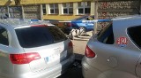 Kolizja na ul. Szpitalnej w Szczecinie. Kierowca wjechał w zaparkowane samochody a później w szpital [ZDJĘCIA]