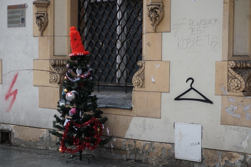 Strajk kobiet. Choinka stanęła przed siedzibą PiS na ul. Piotrkowskiej