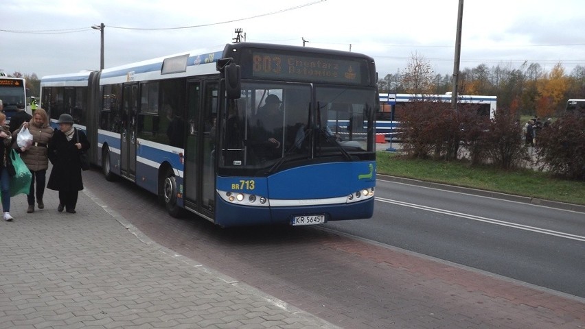 To niskopodłogowy autobus przegubowy, nominalnie mogący...