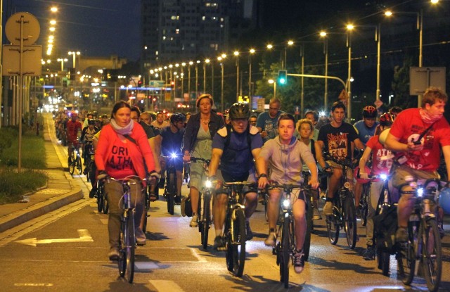 Nawet w takiej sytuacji, gdy jedziemy w Masie Krytycznej przez miasto, indywidualne oświetlenie roweru jest wymagane.
