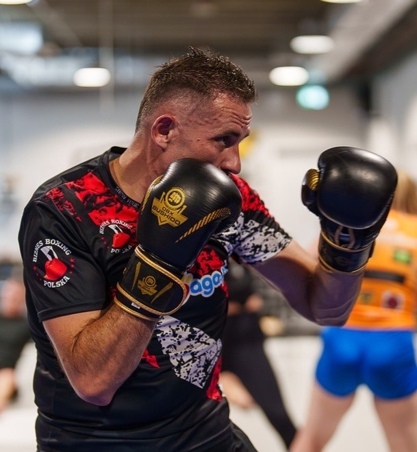 Jakub Przywara nie jest zawodowym bokserem. Walczy na ringu charytatywnie. Jest także żołnierzem 9 Łódzkiej Brygady Obrony Terytorialnej