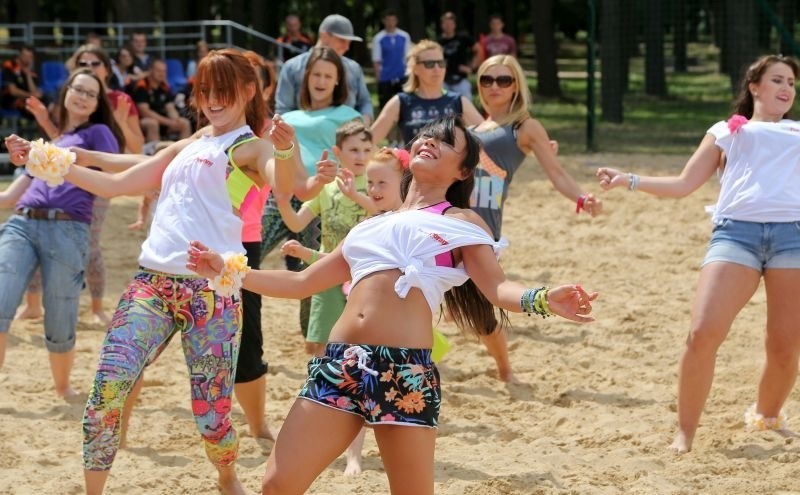 Kierunek Dojlidy: Zumba na plaży rozgrzała plażowiczów (zdjęcia, wideo)