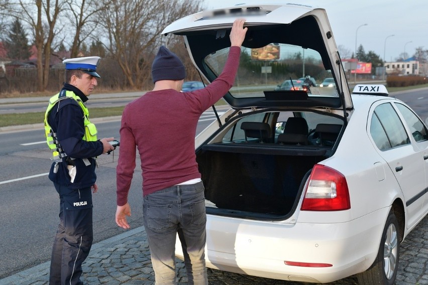 Policjanci sprawdzali obowiązkowe wyposażenie aut: apteczki,...