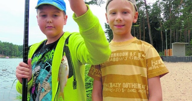 Maciek Gałczyński (z lewej) na zajęcia szkółki przyjeżdżał z Suchedniowa. Na zdjęciu z Kacprem Stojkiem i złowioną płocią.