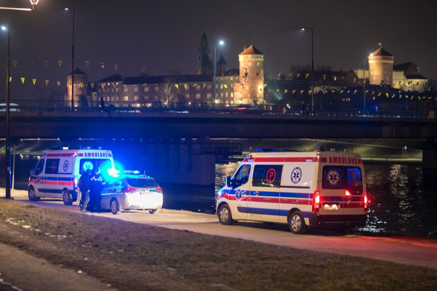 Z Wisły w centrum Krakowa wyciągnięto zwłoki [KRÓTKO]