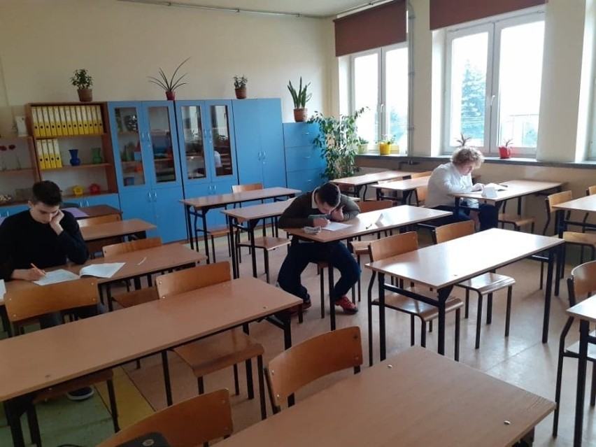 Egzamin ósmoklasisty 2021 w Starachowicach. Uczniowie zmierzyli się z matematyką. Jak sobie poradzili? ARKUSZ, ODPOWIEDZI