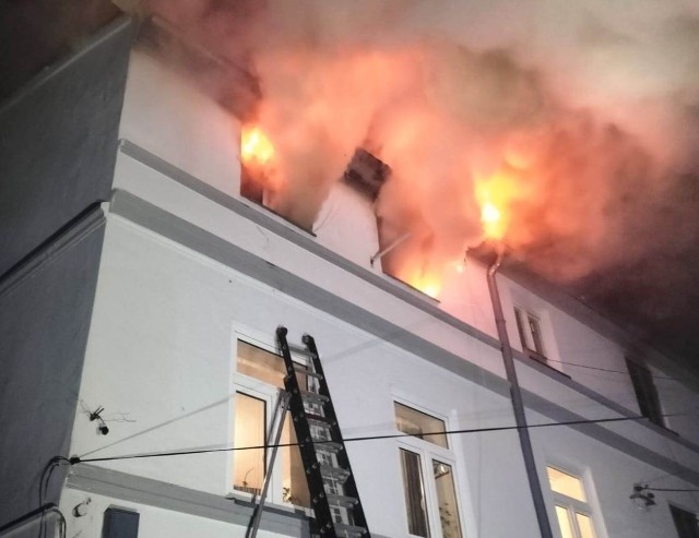 Aż dwie osoby zginęły w pożarze kamienicy przy ul. Łaskiej w Zduńskiej Woli. Ogień w murowanym budynku pojawił się ok. godz. 1 w nocy z czwartku na piątek (z 12 na 13 stycznia). ZDJĘCIA NA KOLEJNYCH SLAJDACH