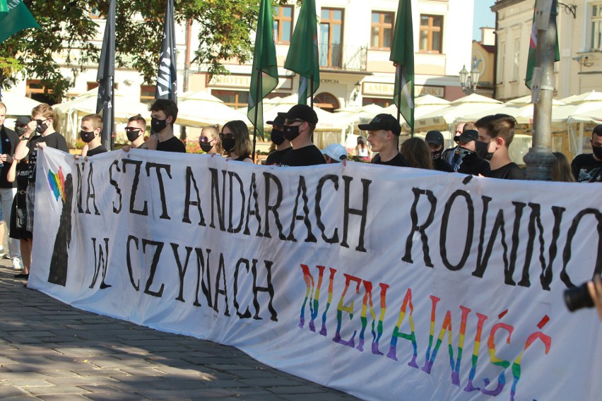 Protest "Stop terrorowi LGBT" Młodzieży Wszechpolskiej na Rynku w Rzeszowie [ZDJĘCIA]